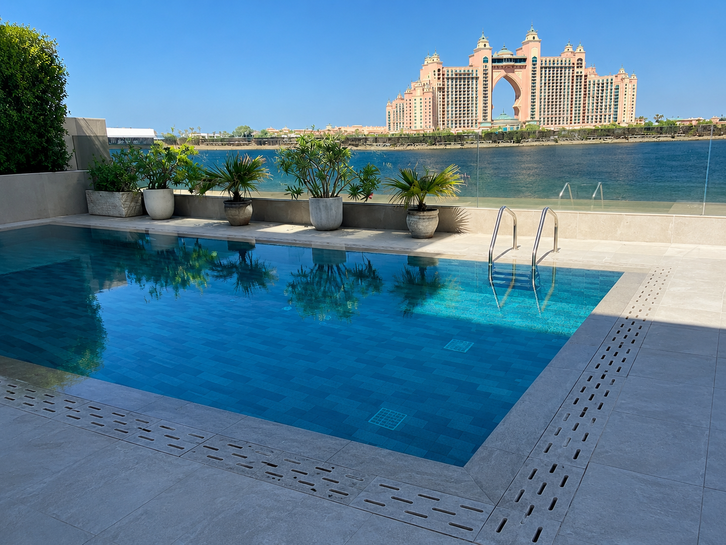Luxury overflow swimming pool at Palm Jumeirah built by professional pool builders in Dubai